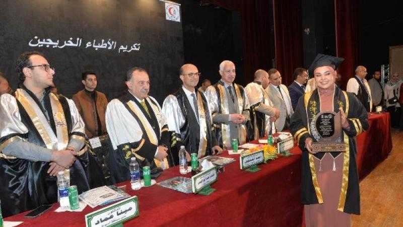 محافظ أسيوط ورئيس الجامعة يشهدان حفل تخرج الدفعة 58 من كلية الطب