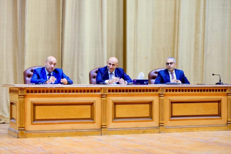 وزير التربية والتعليم يعقد لقاء مع ٣٧٣ معلما من المرشحين للالتحاق بالدورة الثانية ضمن المبادرة الرئاسية ”١٠٠٠ مدير مدرسة”