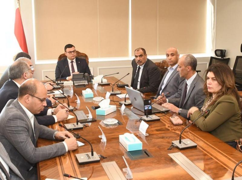 وزير الإسكان يلتقي ممثلي إحدى الشركات العالمية المتخصصة في إنشاء البحيرات ومعالجة مياه الصرف