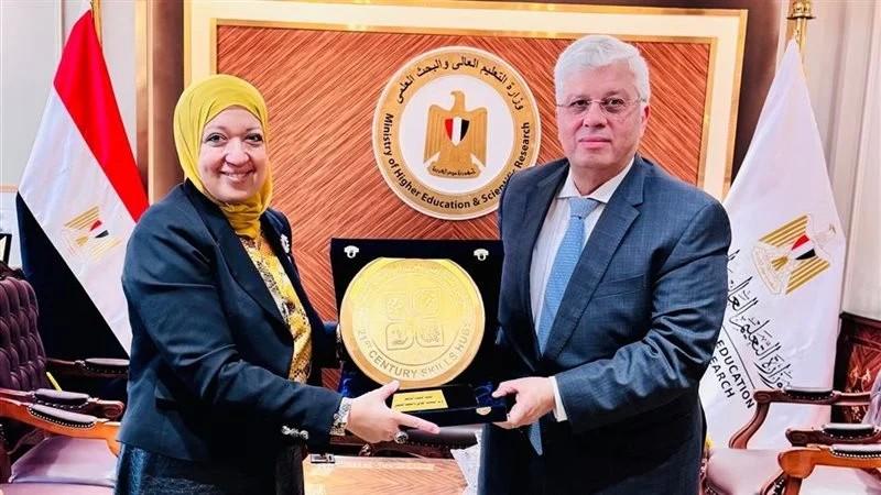 ”تطوير التعليم بالوزراء” يُكرم وزير التعليم العالي تقديرًا لدعمه مشروع مراكز مهارات القرن الـ21