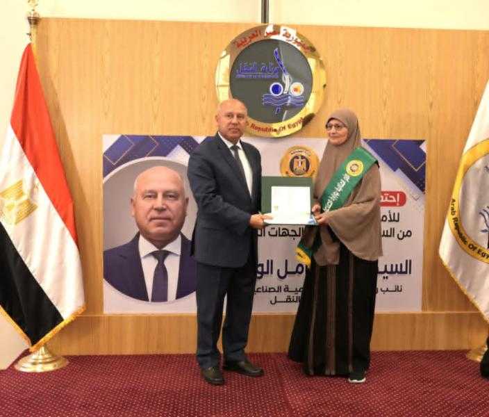كامل الوزير يشهد احتفالية وزارتي النقل والصناعة للأمهات المثاليات.. ويكرم 52 عاملة