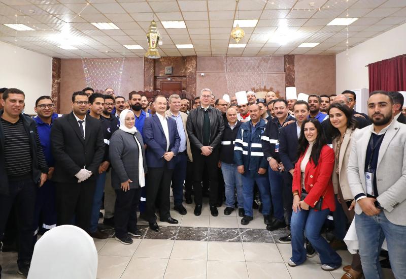 وزير البترول يشارك العاملين بالصحراء الغربية الإفطار الرمضانى