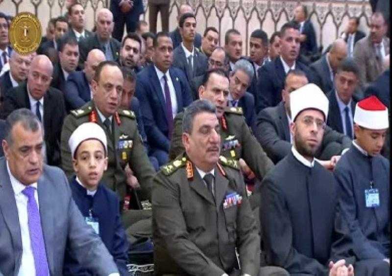 الرئيس السيسي يردد تكبيرات العيد مع الأطفال