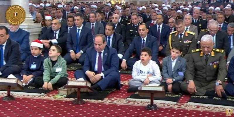 الرئيس السيسي يستمع إلى خطبة عيد الفطر المبارك بمسجد المشير طنطاوي