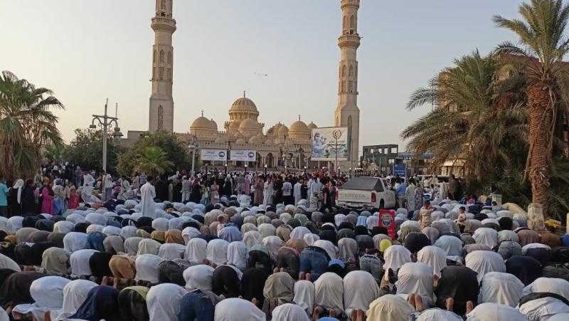 المحافظون ونوابهم يؤدون صلاة عيد الفطر ويشيدون بجهود الأوقاف الدعوية خلال رمضان