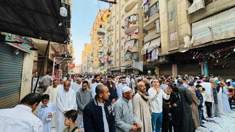 أهالي الجيزة يؤدون صلاة عيد الفطر المبارك |صور
