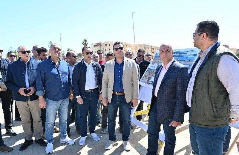 وزير الإسكان يتفقد أعمال رفع كفاءة طريق الازدواج وإنشاء سور منطقة الشانزلزيه والبوغاز الرئيسي