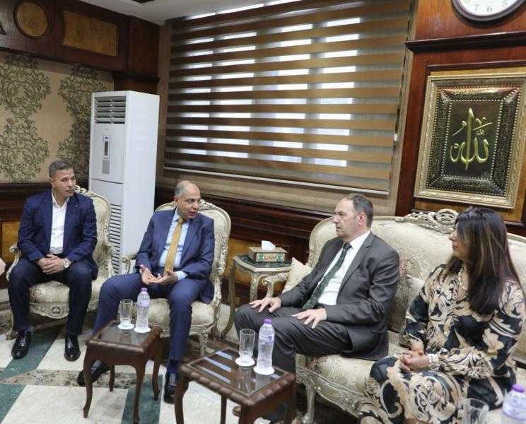 محافظ المنيا يستقبل السفير البلجيكي وزوجته لبحث سبل التعاون.. صور