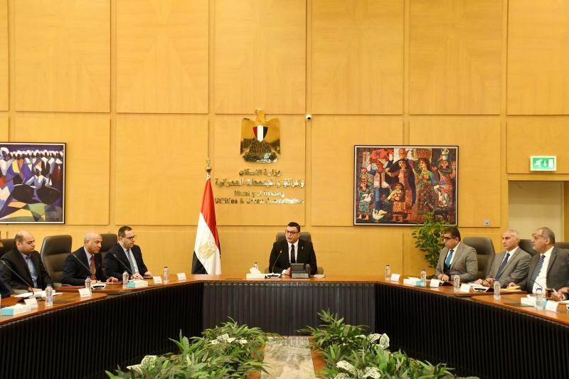 وزير الإسكان يلتقي مجموعة من المطورين بإقليم الساحل الشمالي الغربي