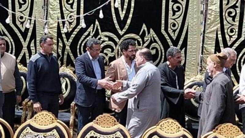 نقيب الصحفيين يتلقي عزاء شقيقته في المنوفية..صور