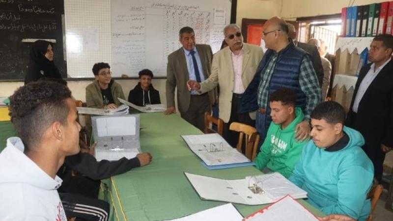 محافظ القليوبية يتابع ميدانيا انتظام سير العملية التعليمية بمدارس كفر شكر