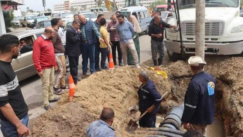 محافظ القليوبية يتابع أعمال إصلاح خط مياه بشارع فريد ندا في بنها.. صور