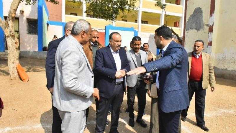 محافظ أسيوط يتفقد مدرستي الإمام علي الابتدائية ونزلة باقور المشتركة