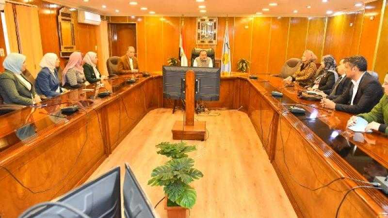 محافظ أسيوط يلتقي مديري مدارس البرنامج الرئاسي ”1000 مدير مدرسة”