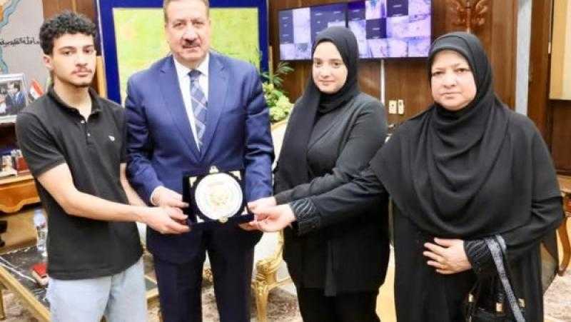 توفى بعد زيارة وزير التعليم.. محافظ المنوفية يكرم أسرة مدير إدارة الباجور
