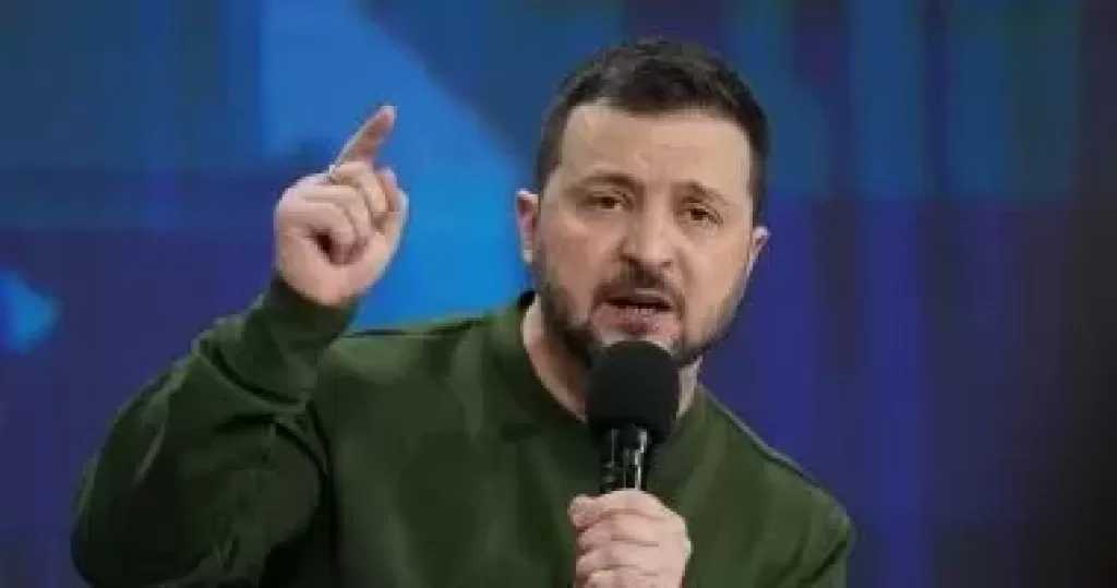 زيلينسكي: استهدفنا 3 مصافي نفط وموقع لتخزين المسيرات الهجومية في روسيا