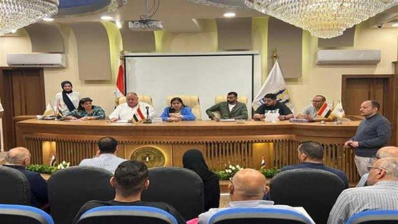 نائبة محافظ القاهرة تبحث اشتراطات الترخيص مع أصحاب المحال والمطاعم والكافيهات بحي مصر الجديدة