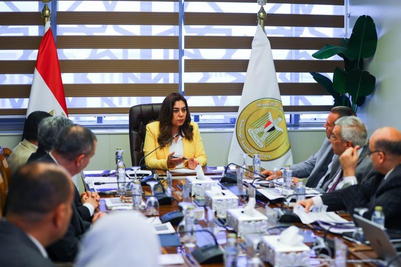 وزيرة التنمية المحلية تتابع مع القيادات الموقف التنفيذي لمشروعات الخطة الاستثمارية للوزارة والمحافظات