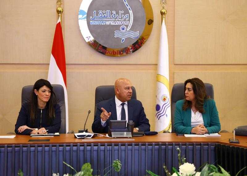 وزراء الصناعة والتخيطيط والتنمية المحلية يستعرضون موقف مشروعات التنمية الصناعية بصعيد مصر