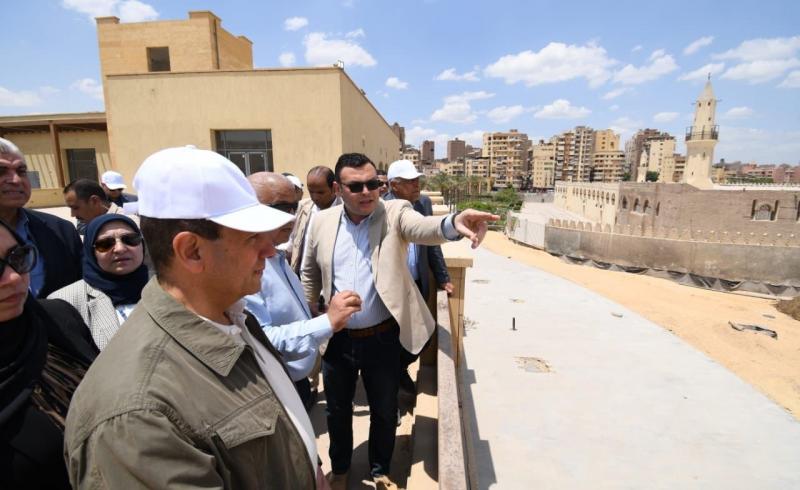 وزير الإسكان يقوم بجولة موسعة لمتابعة سير العمل بكافة مكونات مشروع ”حدائق تلال الفسطاط”