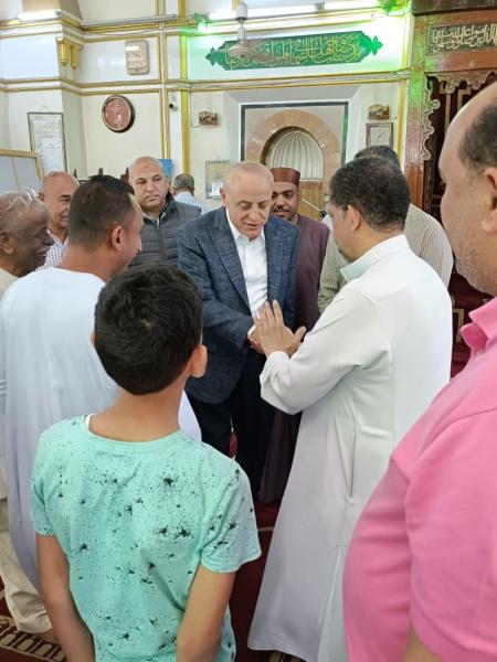 محافظ الأقصر يؤدي شعائر صلاة الجمعة بمسجد سيدي أحمد النجم.. صور