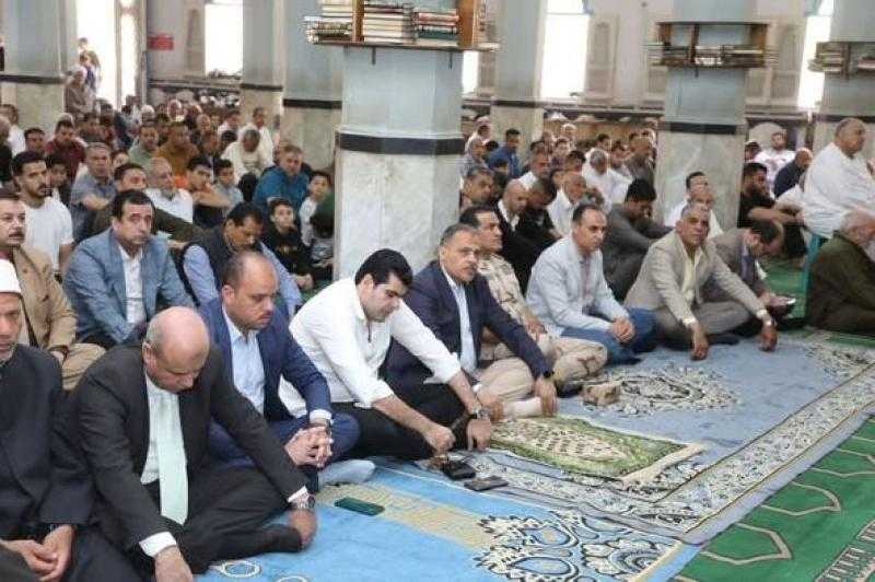 محافظ الشرقية يشارك أهالي بلبيس صلاة الجمعة في مسجد الكويتية