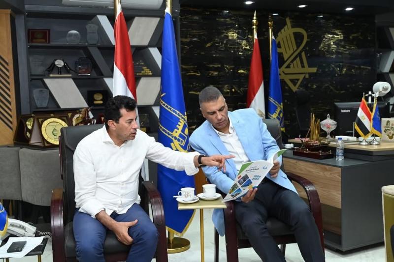 وزير الشباب والرياضة يعقد لقاءً موسعًا مع أعضاء مجلسي النواب والشيوخ بحضور محافظ أسوان