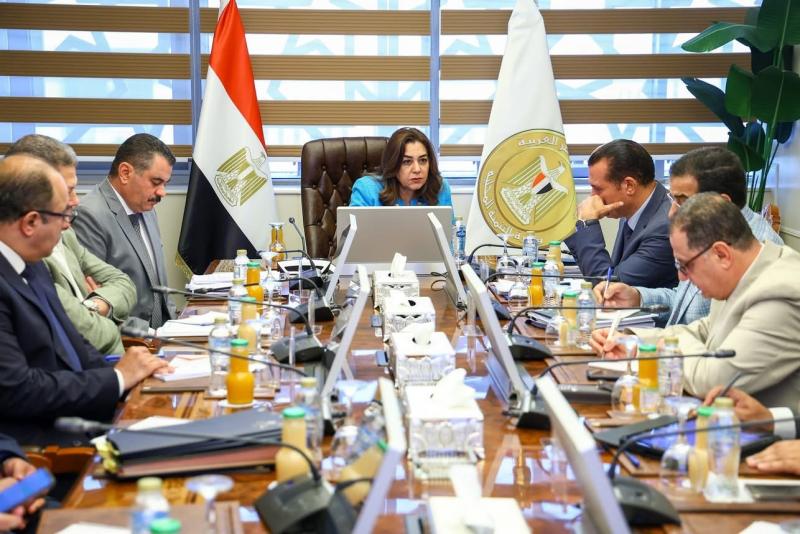 وزيرة التنمية المحلية تتابع مع قيادات الوزارة سير العمل في 16 مركز تكنولوجي بـ9 محافظات على مستوي الجمهورية