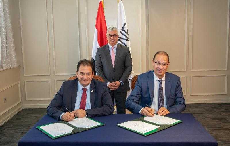 باستثمارات 1.7 مليون دولار.. رئيس اقتصادية قناة السويس يشهد توقيع مشروع لإنتاج مواد التعبئة والتغليف