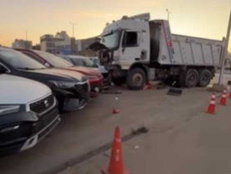 حادث مروري مروع في القطامية.. سيارة نقل تقتحم معرض سيارات وتسبب تلفيات ضخمة