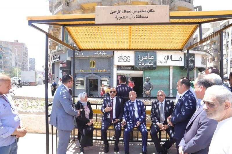 وزير العمل ومحافظ القاهرة يتفقدان أماكن انتظار لائقة لعمال التراحيل بباب الشعرية