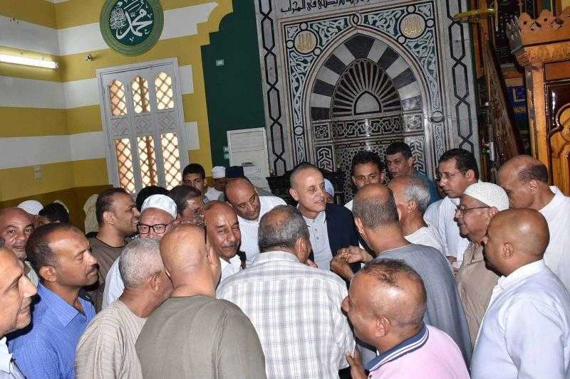 محافظ الأقصر يلتقي بالمواطنين لبحث تطوير مسجد السيد يوسف بالكرنك