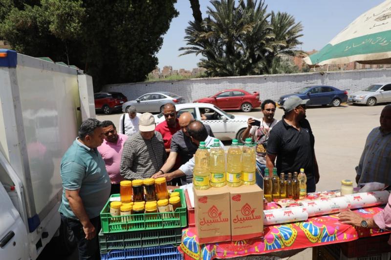 الجيزة تعلن انطلاق أسواق اليوم الواحد لتوفير السلع الغذائية بإمبابة.. صور