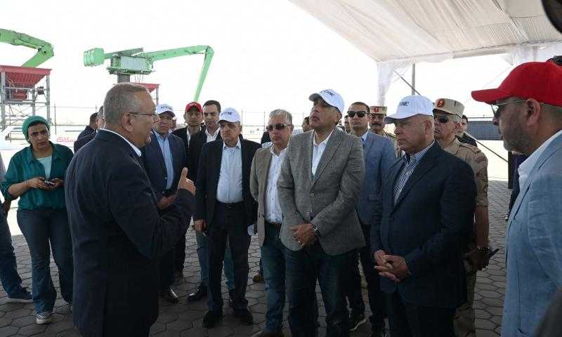 رئيس الوزراء يتفقد مشروعي ”رووتس” و”سكاي للموانئ” بمنطقة شرق بورسعيد
