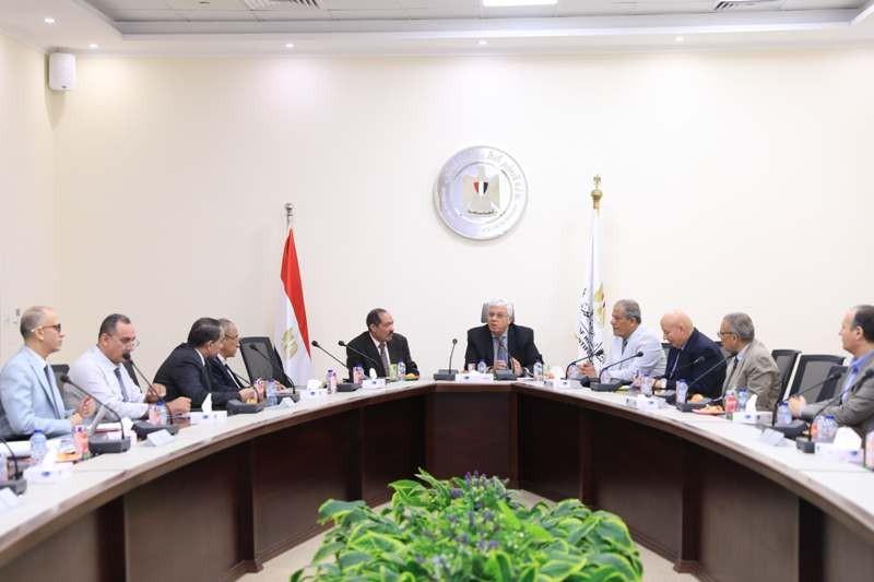 وزير التعليم العالي يعقد اجتماعًا مع أعضاء اللجنة الوزارية لتعيين أعضاء هيئة التدريس والهيئة المعاونة بالمعاهد