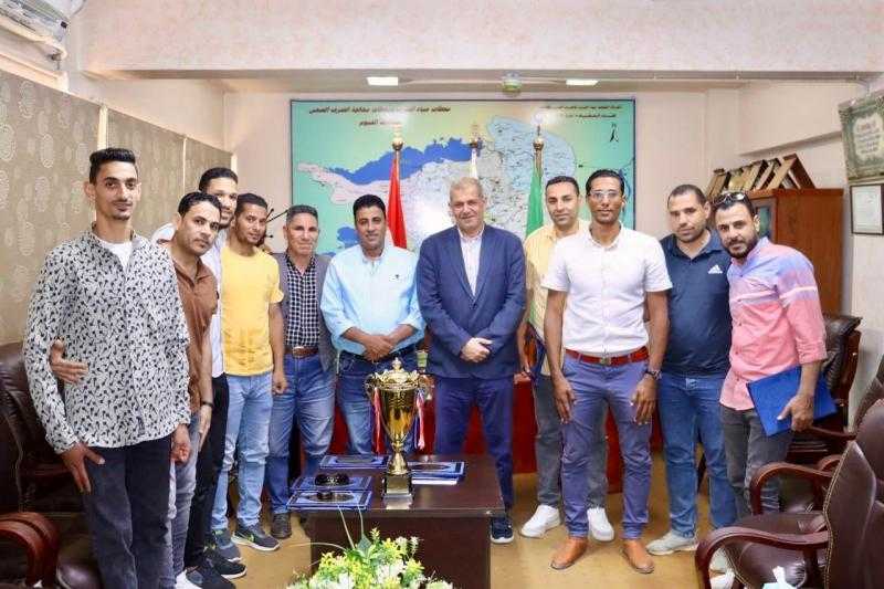 رئيس ”مياه الفيوم” يكرِّم فريق كرة القدم بعد فوزه ببطولة المصالح الحكومية للعام الثاني