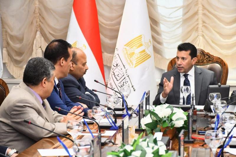 وزير الشباب والرياضة يلتقي مسؤولي مشروع القوافل التعليمية في نسخته الثانية عشرة