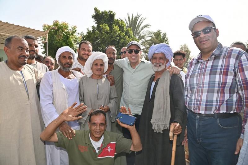وزير الري يواصل جولته بمحافظة أسوان.. ويتفقد منطقة وادي النقرة للاطمئنان على حالة الترعة والمحطات