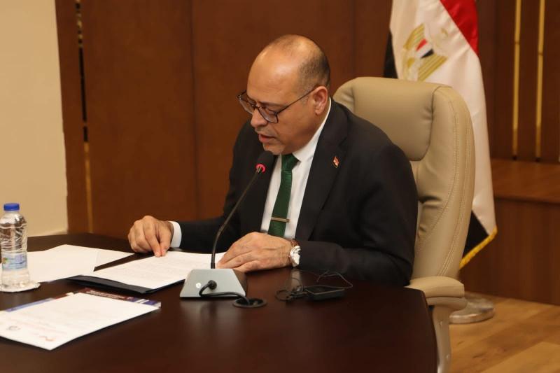 وزير العمل يعتمد صرف مليون و594 ألف جنيه رعاية اجتماعية وصحية لـ 1098 عاملًا غير منتظم خلال شهر مايو الجاري