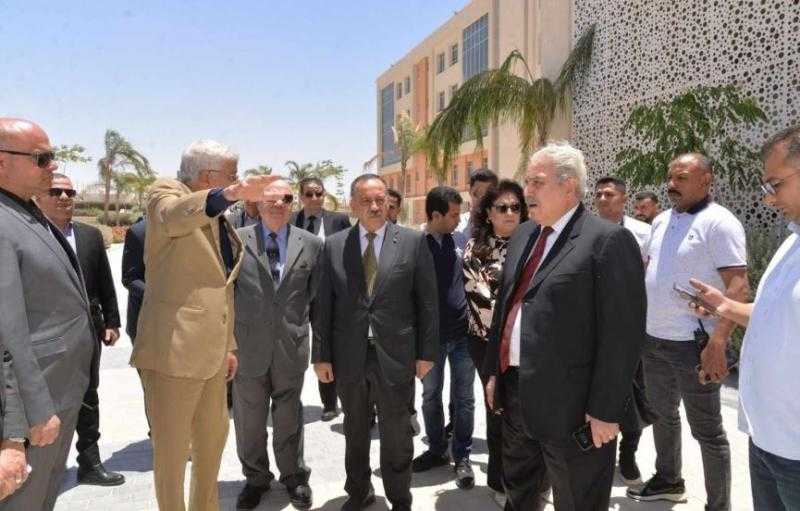 محافظ أسيوط يزور جامعة بدر ويتفقد قافلة طبية مجانية بالتعاون مع الصحة