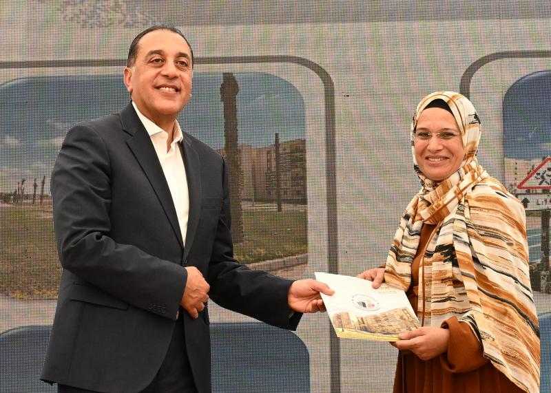 رئيس الوزراء يسلم عددا من عقود وحدات المبادرة الرئاسية ”سكن لكل المصريين” بمدينة أكتوبر الجديدة