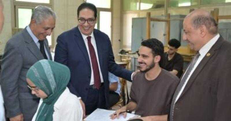 رئيس جامعة القاهرة يتفقد لجان الامتحانات.. ويوجه بتوفير سبل الراحة للطلاب