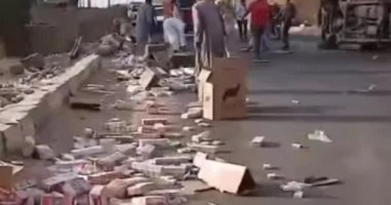 انقلاب شحنة سجائر على الطريق الزراعى بأسوان