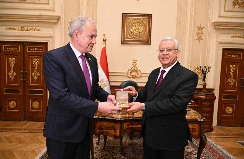 المستشار الدكتور حنفي جبالي يلتقي رئيس الجمعية الوطنية في بيلاروسيا