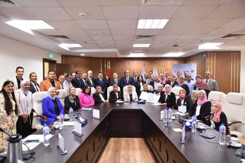 وزير العمل يُسلم شهادات دولية للخريجين من مسؤولي التشغيل بمديريات العمل بالصعيد