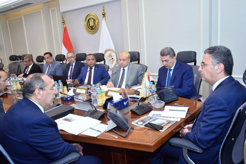 وزير التموين يجتمع برئيس «مطاحن ومخابز شمال القاهرة» لمتابعة خطة التطوير ورفع كفاءة التشغيل