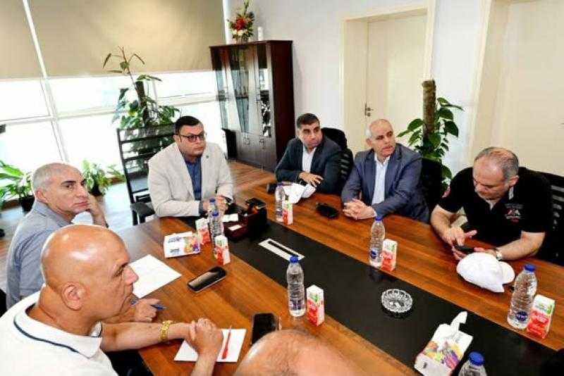 وزير الإسكان يتابع موقف تسليم وتشغيل المشروعات التنموية بالعلمين الجديدة