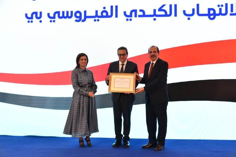 مصر تتسلم شهادة ”الصحة العالمية” لأول دولة تسيطر على التهاب الكبد ”بي” في إقليم شرق المتوسط| صور