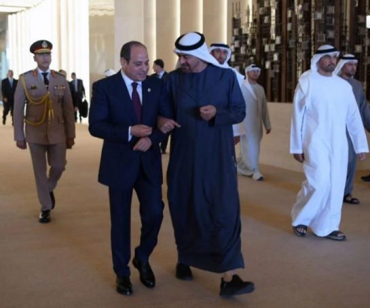 الشيخ محمد بن زايد يستقبل الرئيس السيسي بمطار أبو ظبي الدولي.. فيديو