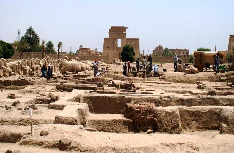 الآثار: الكشف عن توابيت خشبية بالعساسيف وسور ضخم من الطوب اللبن بنجع أبو عصبة بالأقصر
